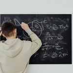 Аналитический разбор механик игры Lucky Jet с графиками и формулами